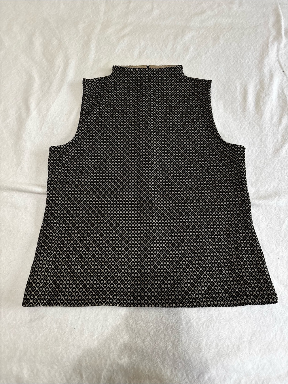 Ann Taylor Black & White Sleeveless Mock Neck Diamond-Pattern Tank